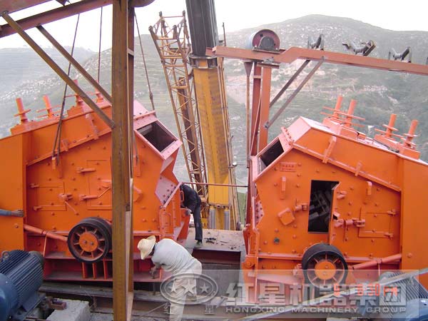 石灰石反擊式破碎機安裝現(xiàn)場 石灰石反擊式破碎機安裝現(xiàn)場