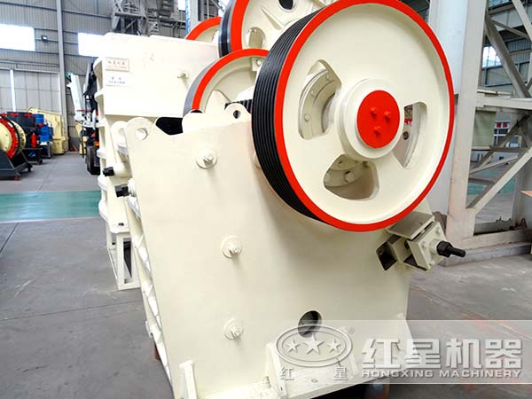 顎式石子破碎機側面圖 顎式石子破碎機側面圖
