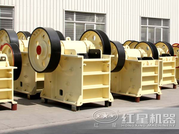 磷礦石破碎機廠區(qū)一角 磷礦石破碎機廠區(qū)一角