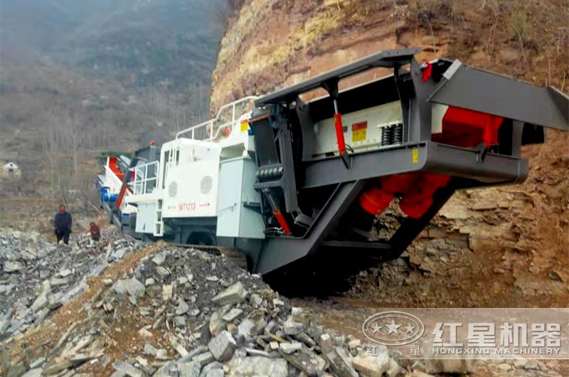 移動破碎機處理隧道廢料的現場 移動破碎機處理隧道廢料的現場