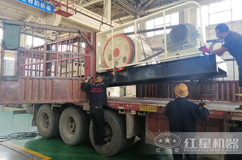 雙輥式破碎機裝車準備發貨 雙輥式破碎機裝車準備發貨