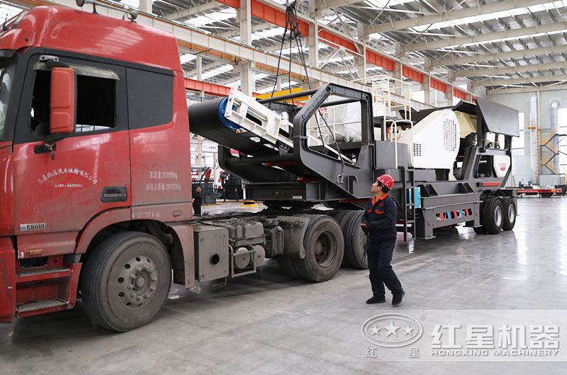 移動建筑垃圾粉碎機(jī)準(zhǔn)備發(fā)貨 移動建筑垃圾粉碎機(jī)準(zhǔn)備發(fā)貨