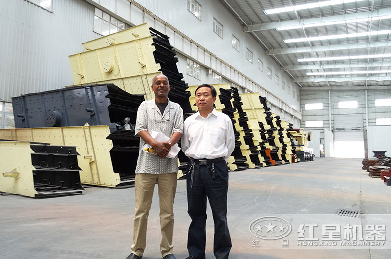 振動篩選購客戶留影 振動篩選購客戶留影