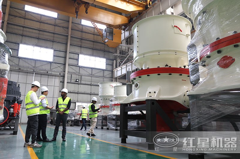 客戶來廠參觀考察大型礦山破碎機(jī) 客戶來廠參觀考察大型礦山破碎機(jī)