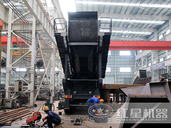 移動(dòng)圓錐破碎機(jī)廠家生產(chǎn)車(chē)間 移動(dòng)圓錐破碎機(jī)廠家生產(chǎn)車(chē)間