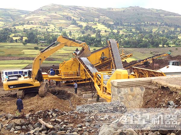 移動破碎站工作現(xiàn)場 移動破碎站工作現(xiàn)場