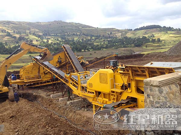 履帶式圓錐破移動站工作現場 履帶式圓錐破移動站工作現場