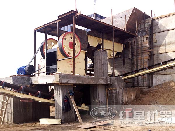 鄂式破碎機工作現場 鄂式破碎機工作現場