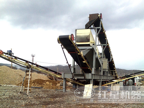 工作中的移動破碎站 工作中的移動破碎站