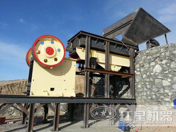 戶外工作中的鄂式破碎機 戶外工作中的鄂式破碎機