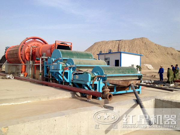 作業(yè)中的褐鐵礦磁選機(jī) 作業(yè)中的褐鐵礦磁選機(jī)