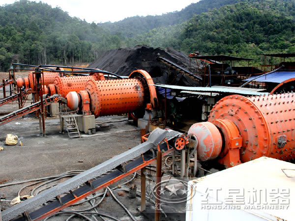 球磨機(jī)作業(yè)現(xiàn)場(chǎng) 球磨機(jī)作業(yè)現(xiàn)場(chǎng)