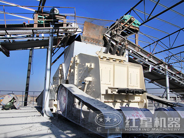 作業中的反擊破設備 作業中的反擊破設備