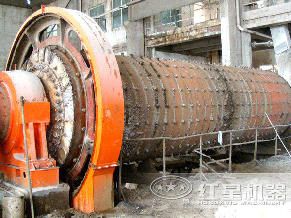 生產(chǎn)使用中的鋼渣球磨機 生產(chǎn)使用中的鋼渣球磨機