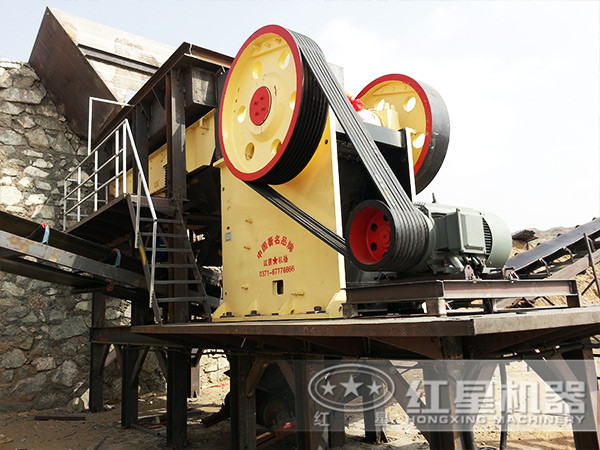 作業中的750x1060顎式破碎機 作業中的750x1060顎式破碎機