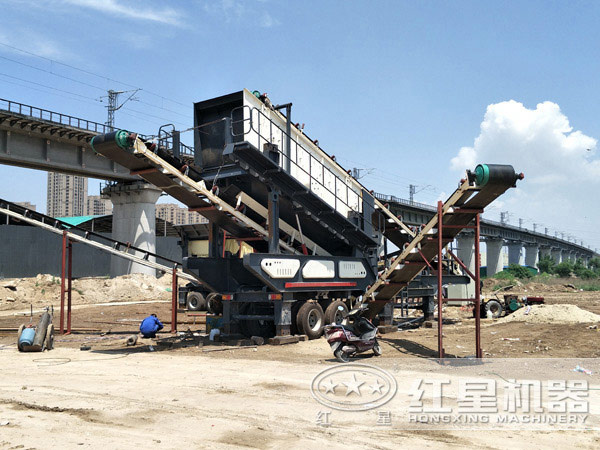 作業中的新型車載碎石機 作業中的新型車載碎石機