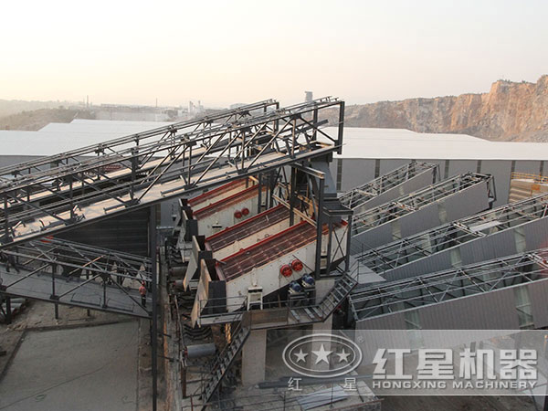 砂石生產(chǎn)線(xiàn)現(xiàn)場(chǎng)一角