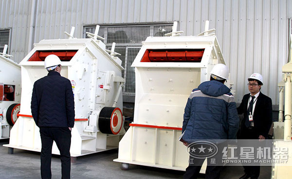 河南紅星技術人員正在為用戶選型 河南紅星技術人員正在為用戶選型