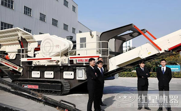 客戶來廠參觀履帶汽車移動磕石機 客戶來廠參觀履帶汽車移動磕石機