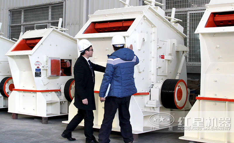 客戶來廠參觀反擊式粉碎機 客戶來廠參觀反擊式粉碎機