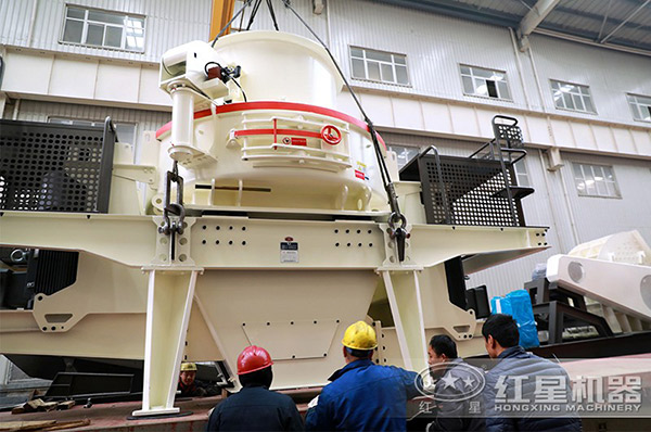 紅星工作人員正在整裝發(fā)車 紅星工作人員正在整裝發(fā)車