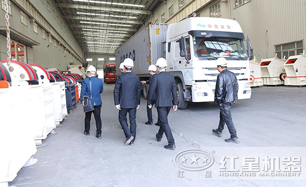 技術經理陪同用戶參觀考察紅星設備 技術經理陪同用戶參觀考察紅星設備