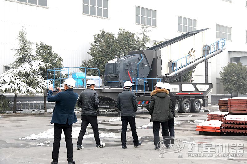 客戶來廠參觀磚渣破碎機 客戶來廠參觀磚渣破碎機