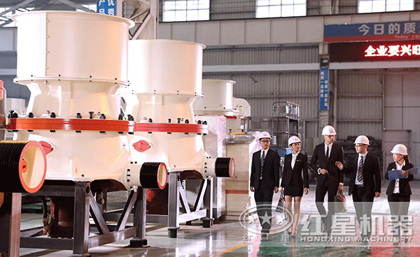 技術(shù)經(jīng)理全程陪同用戶參觀單缸圓錐破碎機(jī) 技術(shù)經(jīng)理全程陪同用戶參觀單缸圓錐破碎機(jī)