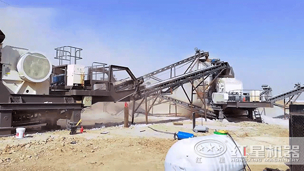 正在生產砂石骨料的移動破碎車 正在生產砂石骨料的移動破碎車