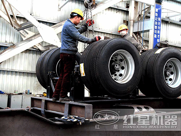 紅星技術(shù)工人正在組裝輪胎驅(qū)動 紅星技術(shù)工人正在組裝輪胎驅(qū)動