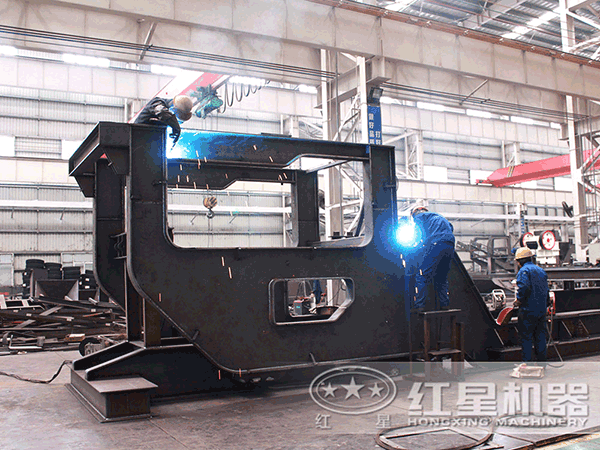 紅星技術(shù)工人正在認真的焊接移動破碎機機架 紅星技術(shù)工人正在認真的焊接移動破碎機機架