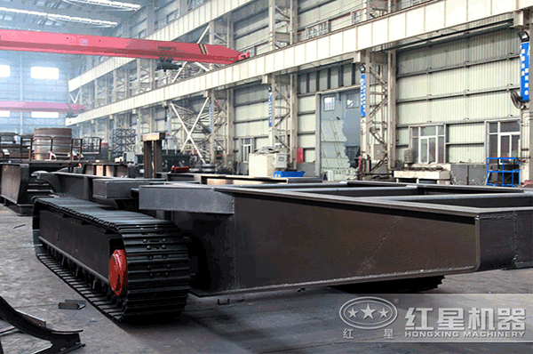 大型流動(dòng)粉碎石頭一體機(jī)的履帶底盤(pán) 大型流動(dòng)粉碎石頭一體機(jī)的履帶底盤(pán)