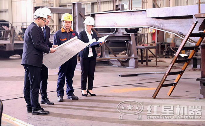 紅星技術經理正在為用戶設計打砂生產工藝流程 紅星技術經理正在為用戶設計打砂生產工藝流程