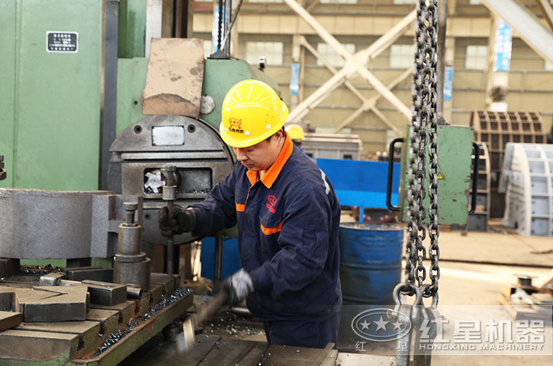 正在認(rèn)真工作中紅星圓錐破技術(shù)工程師 正在認(rèn)真工作中紅星圓錐破技術(shù)工程師