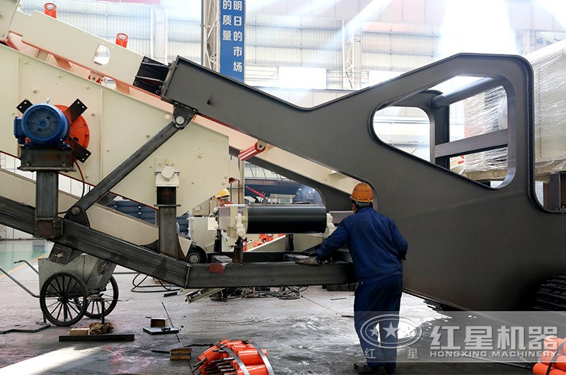 紅星技術工人在熟練的生產移動磕石機 紅星技術工人在熟練的生產移動磕石機