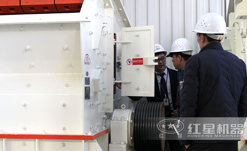 客戶來廠考察反擊式破碎機 客戶來廠考察反擊式破碎機