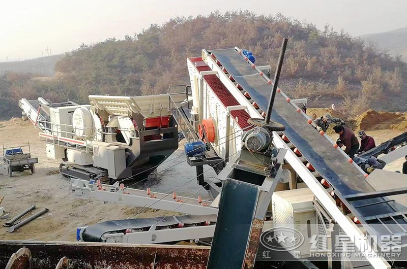 雙機作業的履帶移動破碎石子機現場 雙機作業的履帶移動破碎石子機現場