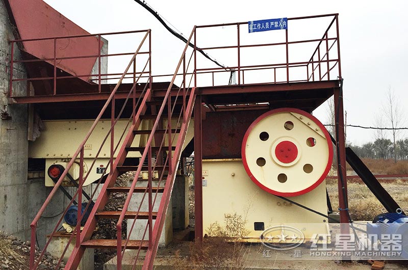 破碎生產線中的鄂式破碎機 破碎生產線中的鄂式破碎機