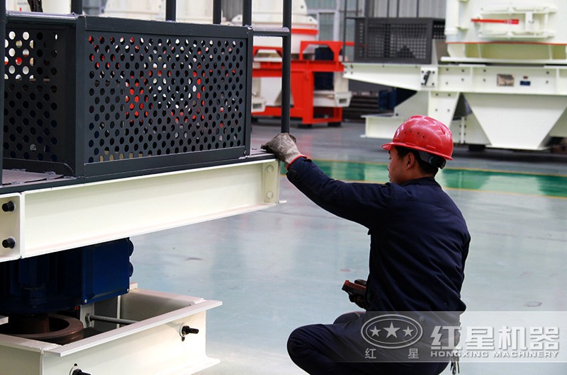 紅星技術人員正在認真檢測粉碎機 紅星技術人員正在認真檢測粉碎機