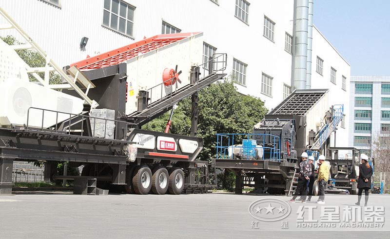 山東用戶來廠考察流動破碎機 山東用戶來廠考察流動破碎機