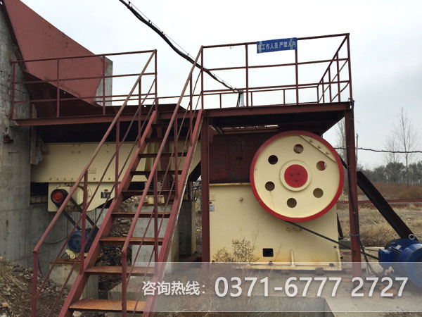 鋁礦石顎式破碎機(jī)作業(yè)現(xiàn)場 鋁礦石顎式破碎機(jī)作業(yè)現(xiàn)場