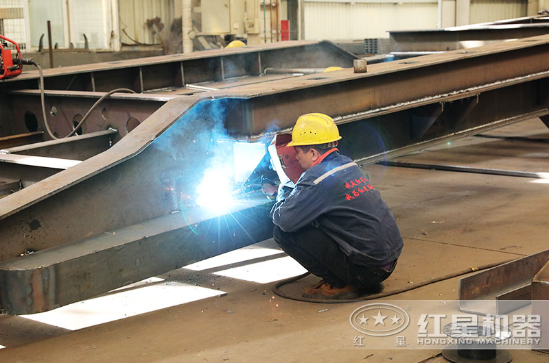 紅星生產工人正在生產用戶定制的時產100噸移動機械機架 紅星生產工人正在生產用戶定制的時產100噸移動機械機架