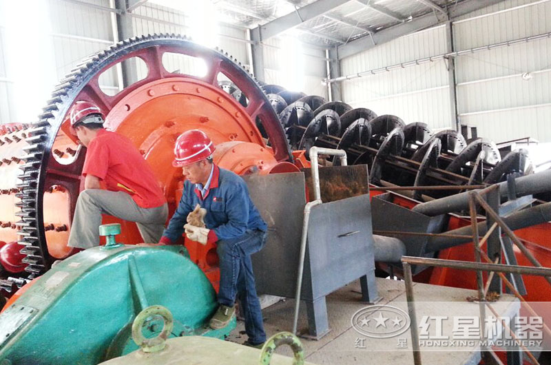 紅星技術工人在指導用戶與其它設備合理安裝 紅星技術工人在指導用戶與其它設備合理安裝