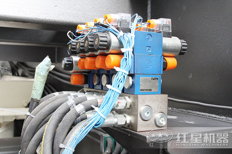 電動機(jī)帶動下機(jī)器各個(gè)部分的線路的控制柜 電動機(jī)帶動下機(jī)器各個(gè)部分的線路的控制柜