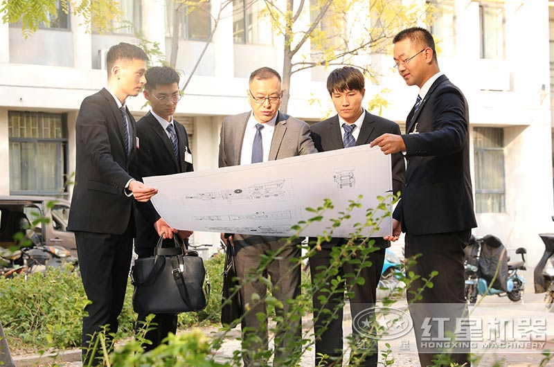 技術工程師在耐心的為技術經理講解新技術 技術工程師在耐心的為技術經理講解新技術