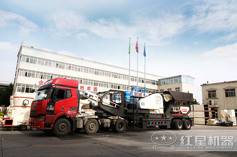 機動性強的移動破碎機掛上車頭即可開往青石破碎現場 機動性強的移動破碎機掛上車頭即可開往青石破碎現場