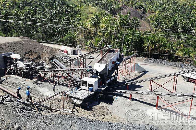 作為頭破設備的流動式鄂破碎機機與流動圓錐破碎機搭配作業現場 作為頭破設備的流動式鄂破碎機與流動圓錐破碎機搭配作業現場