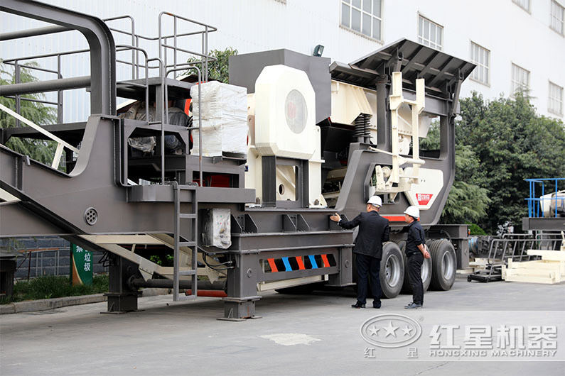 紅星技術經理正在耐心為考察設備的用戶講解相關問題 紅星技術經理正在耐心為考察設備的用戶講解相關問題