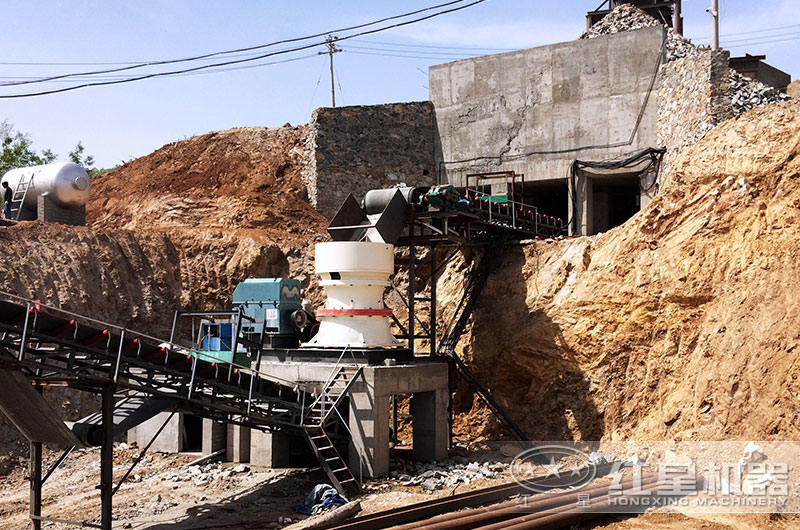 正在處理玄武巖的單缸圓錐破碎機(jī) 正在處理玄武巖的單缸圓錐破碎機(jī)