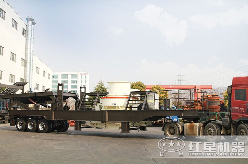 移動制砂機掛上車頭即將開往花崗巖粉碎場地 移動制砂機掛上車頭即將開往花崗巖粉碎場地